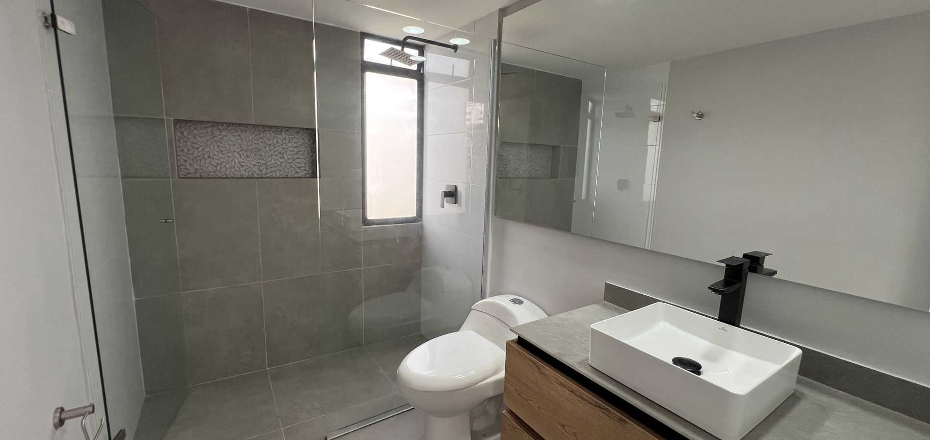 Apartamento en venta en El Remanso, a una cuadra de la Aveni-0