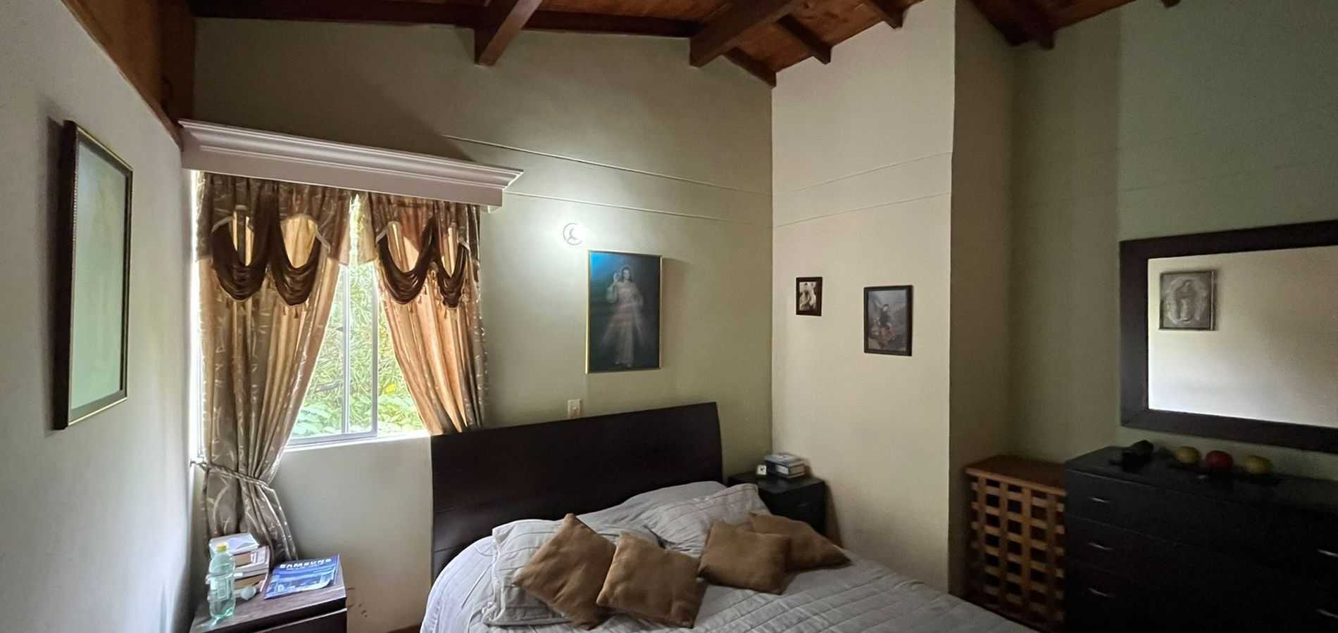 Venta de hermosa Casa en Unidad Cerrada  en Belén La Mota-2