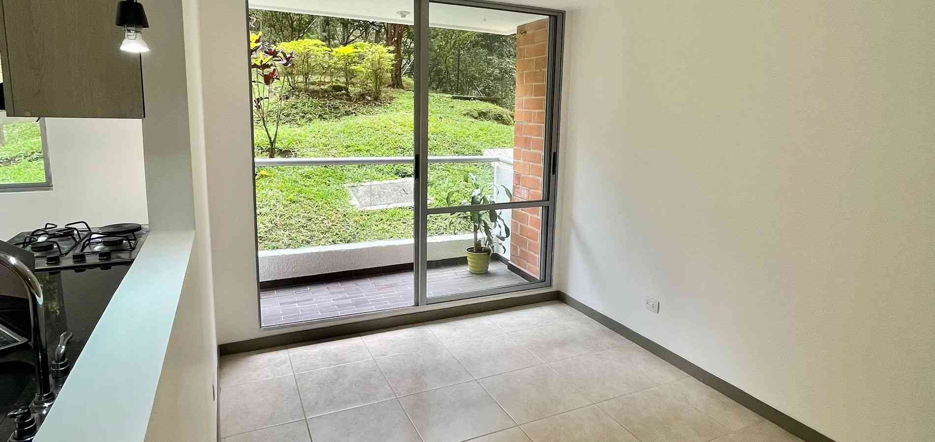 EN VENTA APARTAMENTO EN ENVIGADO CON VISTA AL JARDÍN-3