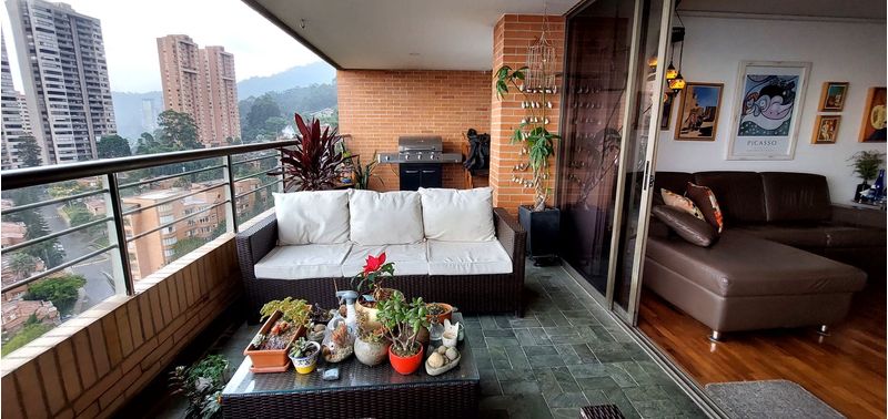 Apartamento en Venta en Medellín, Altos del Poblado-0