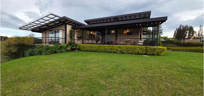 Casa en Venta en Retiro, Lejos del Nido