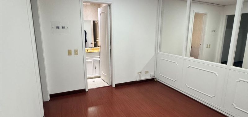 Oficina en Venta en Bogotá, D.C., Los Rosales-0