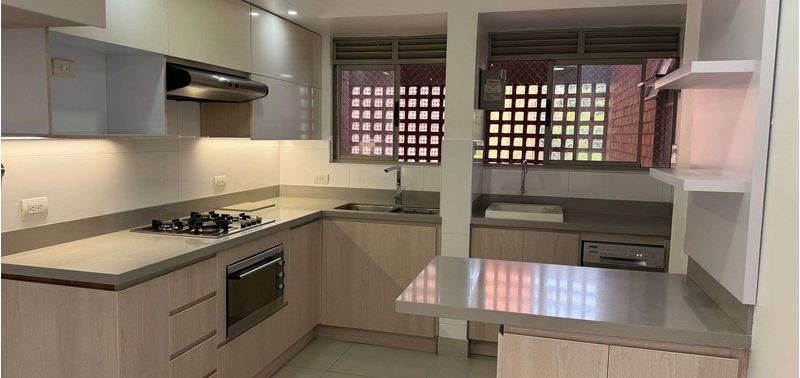 Apartamento en Venta en Envigado, Jardines-0