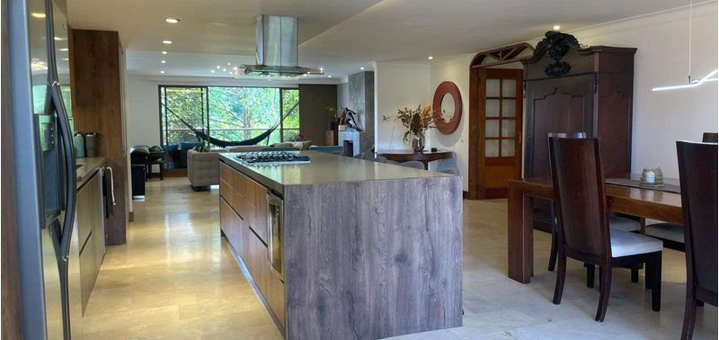 Apartamento en Venta en Medellín, Altos del Poblado-0
