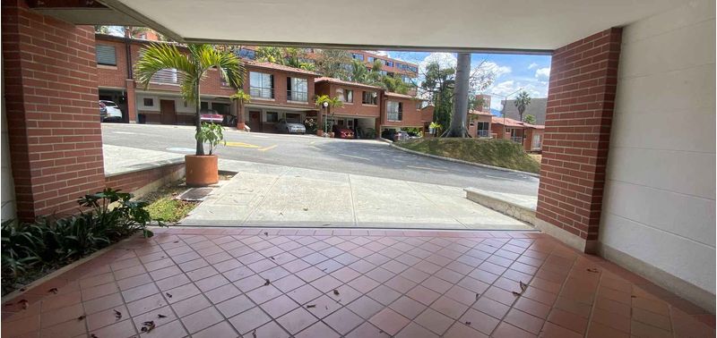 Casa en Venta en Medellín, Altos del Poblado-1