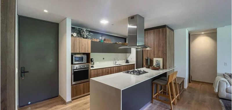 Apartamento en Venta en Medellín, Altos del Poblado-0